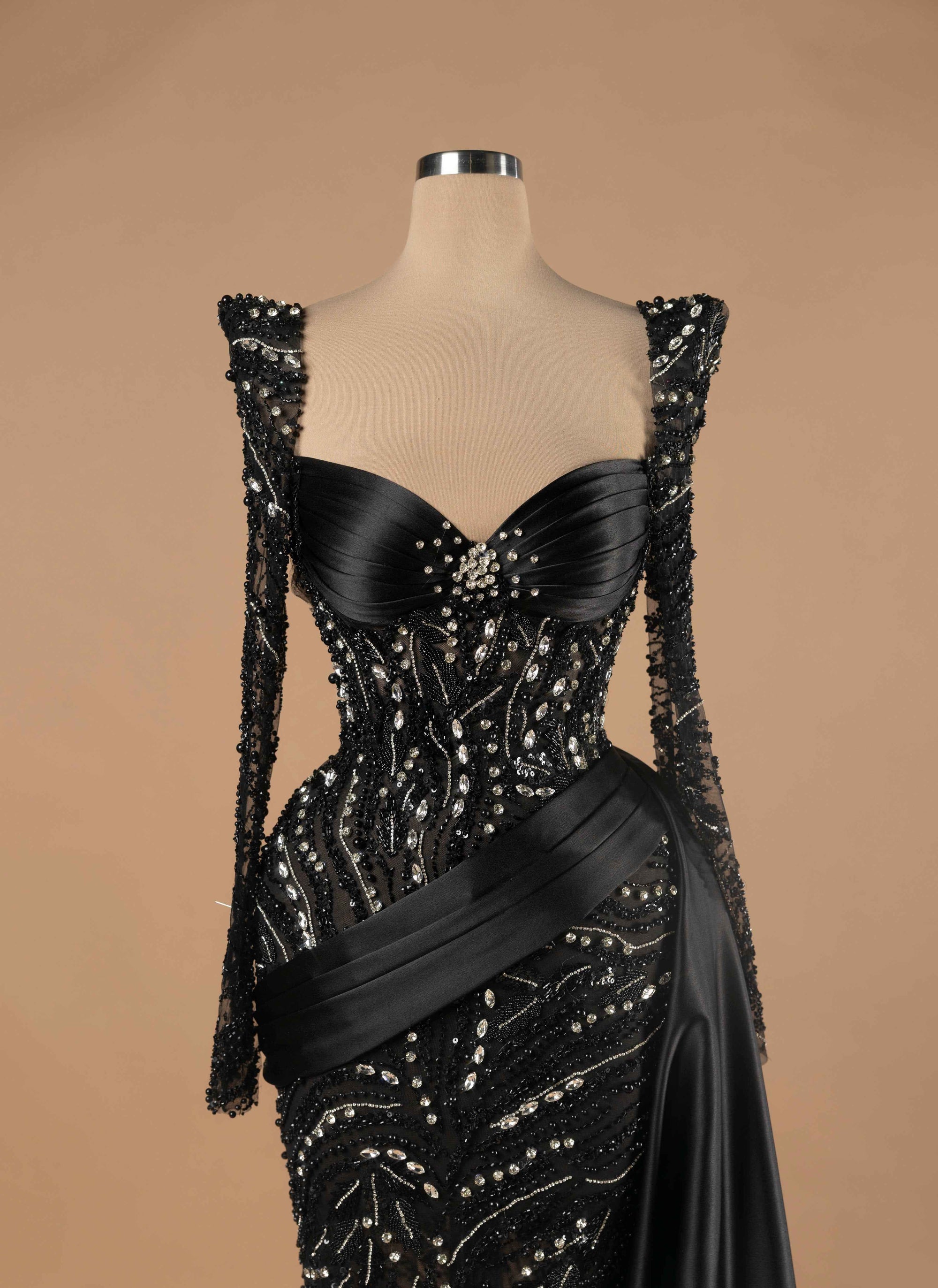 Sihëna Celestial Noir Elegance — black sweetheart long-sleeve column evening dress