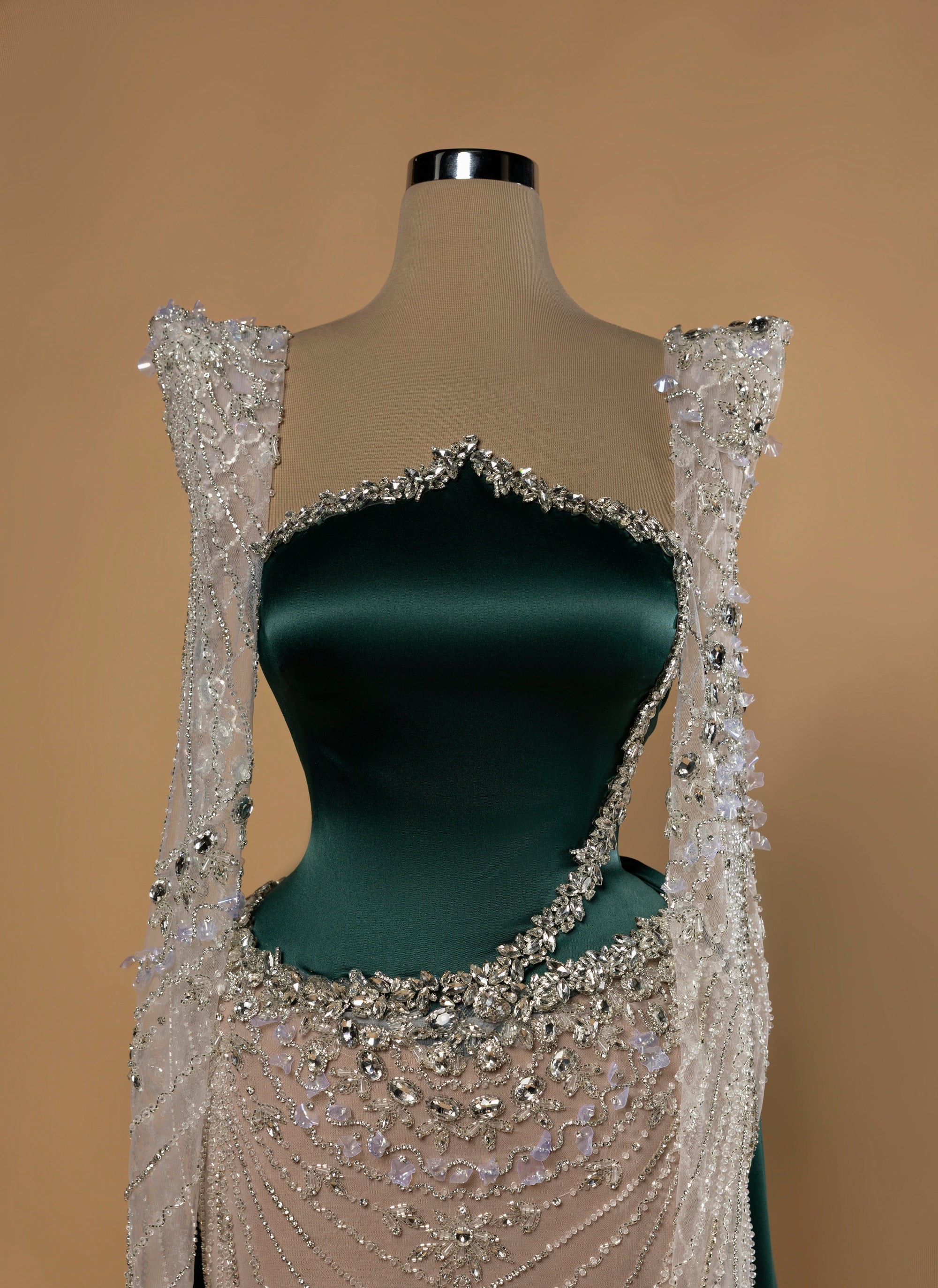 Sihëna Emerald Radiance — emerald strapless sleeveless column evening dress