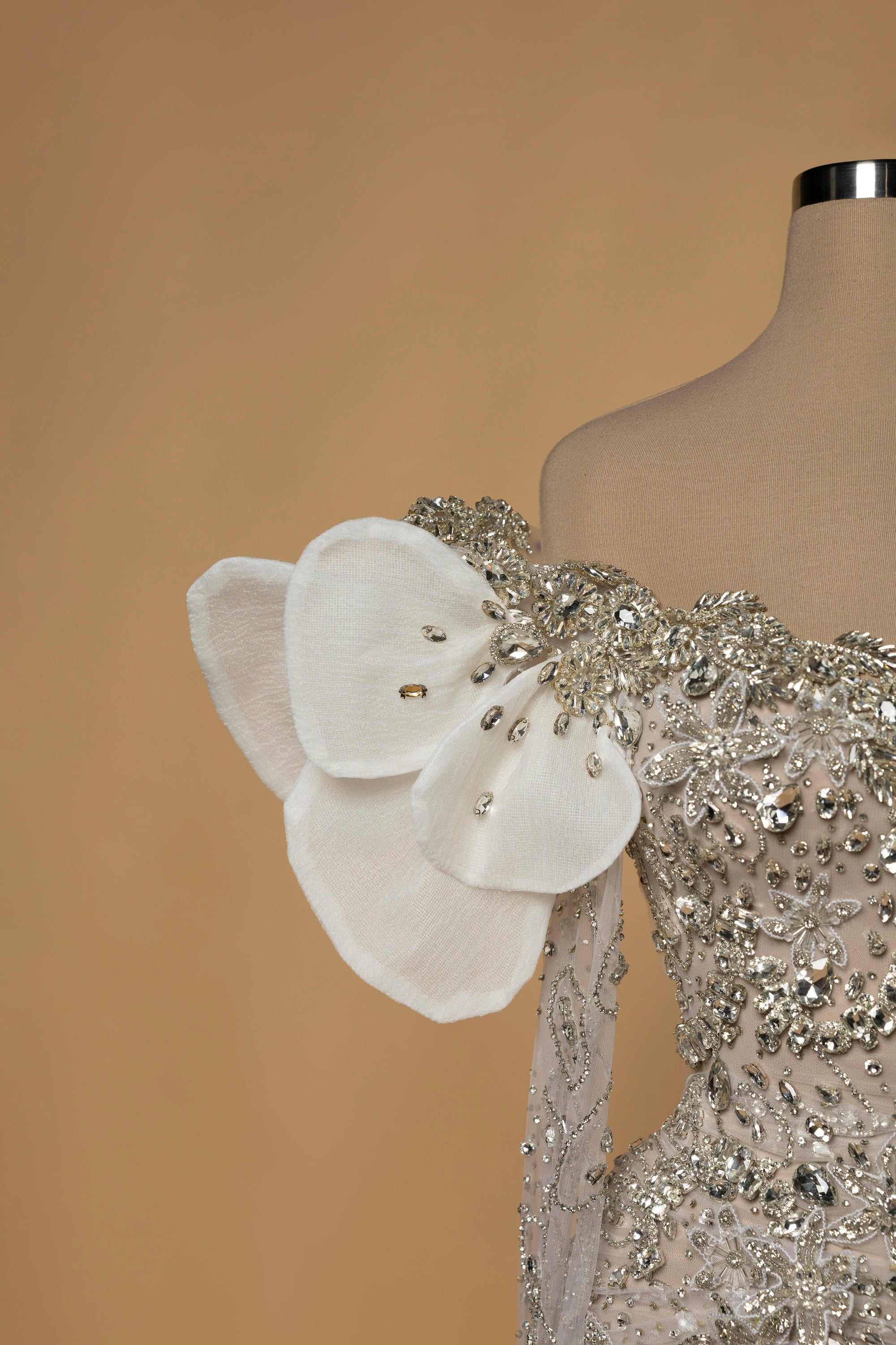 Sihëna Snow Petal Grace — ivory sweetheart off-shoulder mermaid evening dress