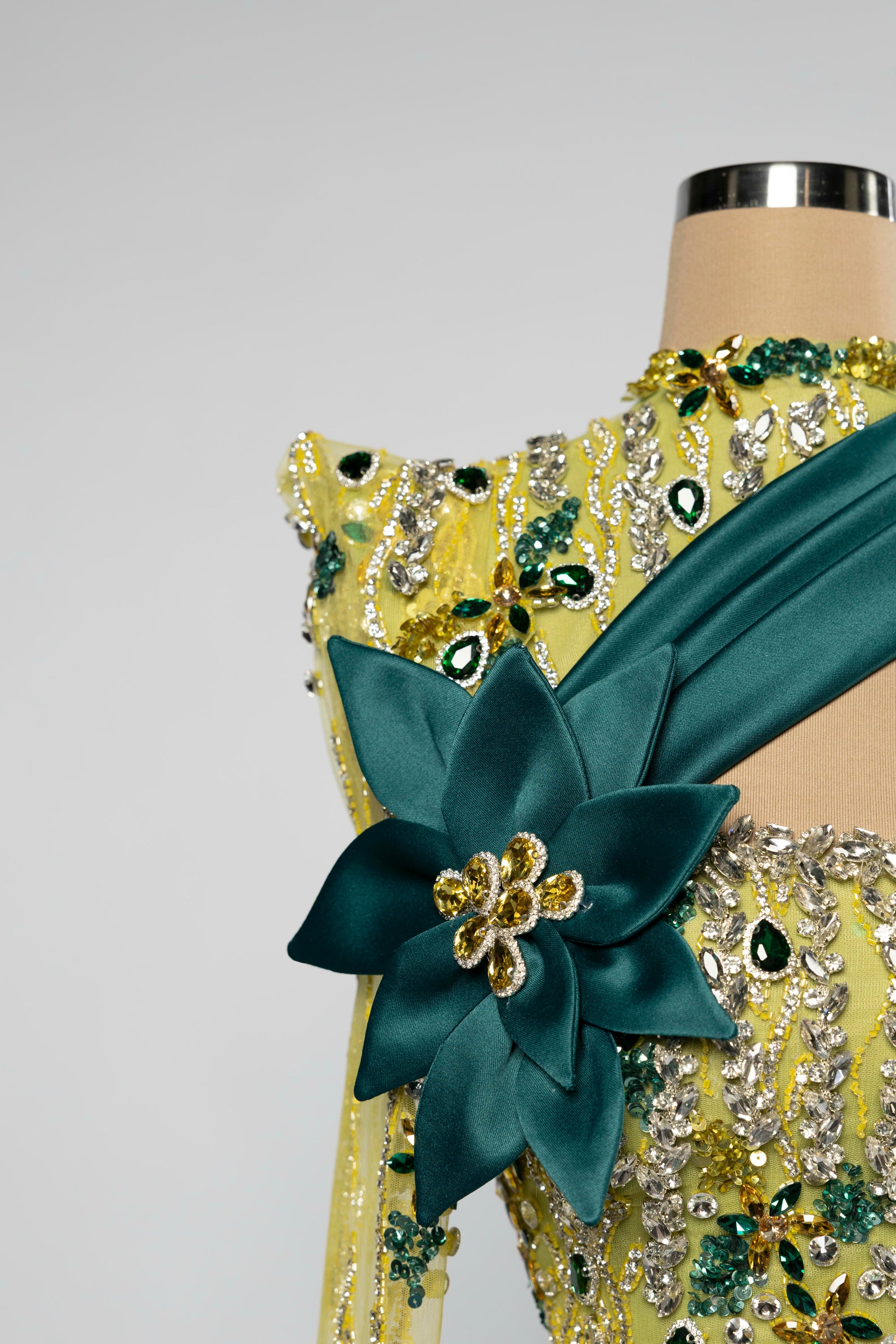 Sihëna Emerald Garland — emerald high-neck long-sleeve mermaid evening dress
