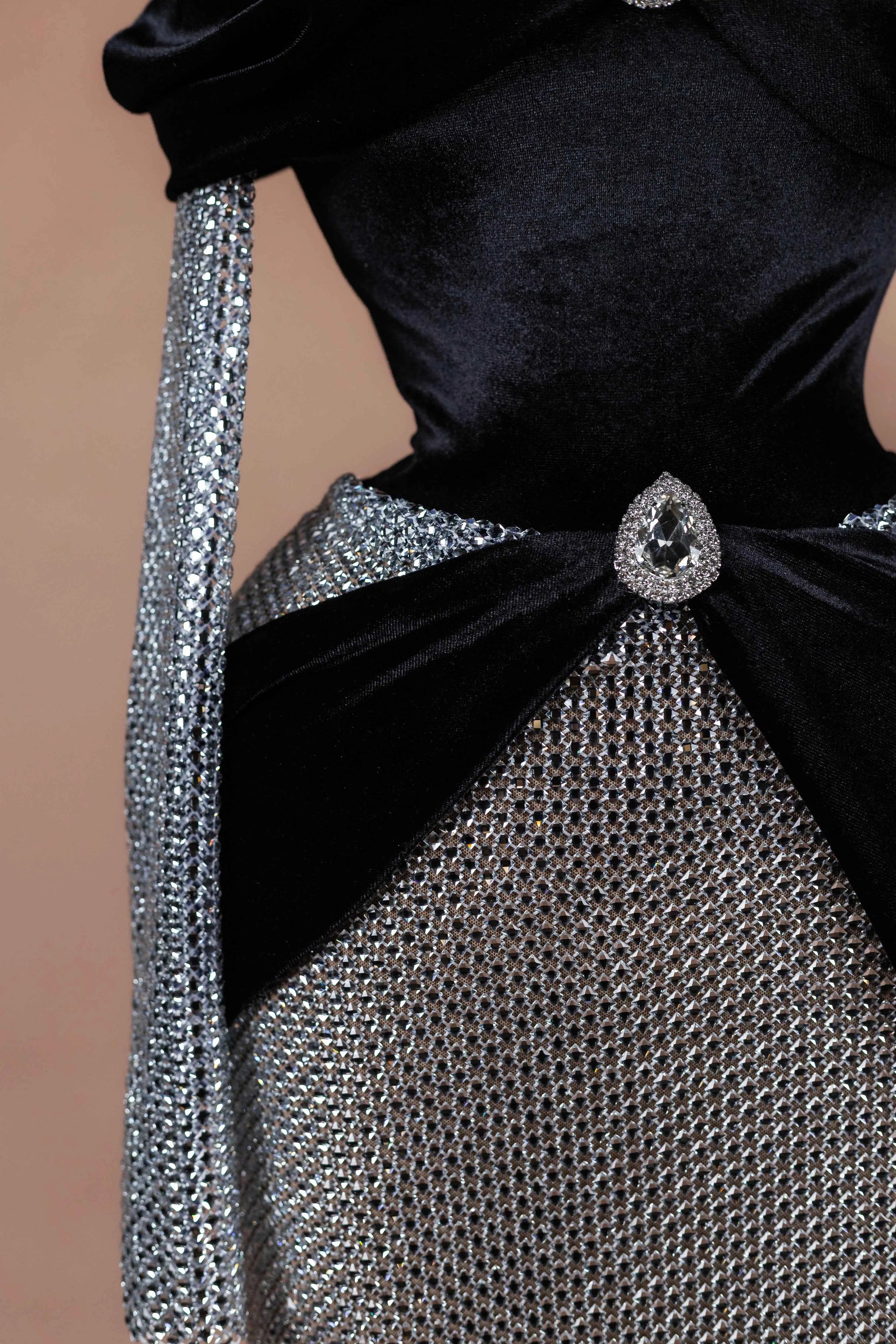 Sihëna Onyx Duality — black sweetheart off-shoulder column evening dress