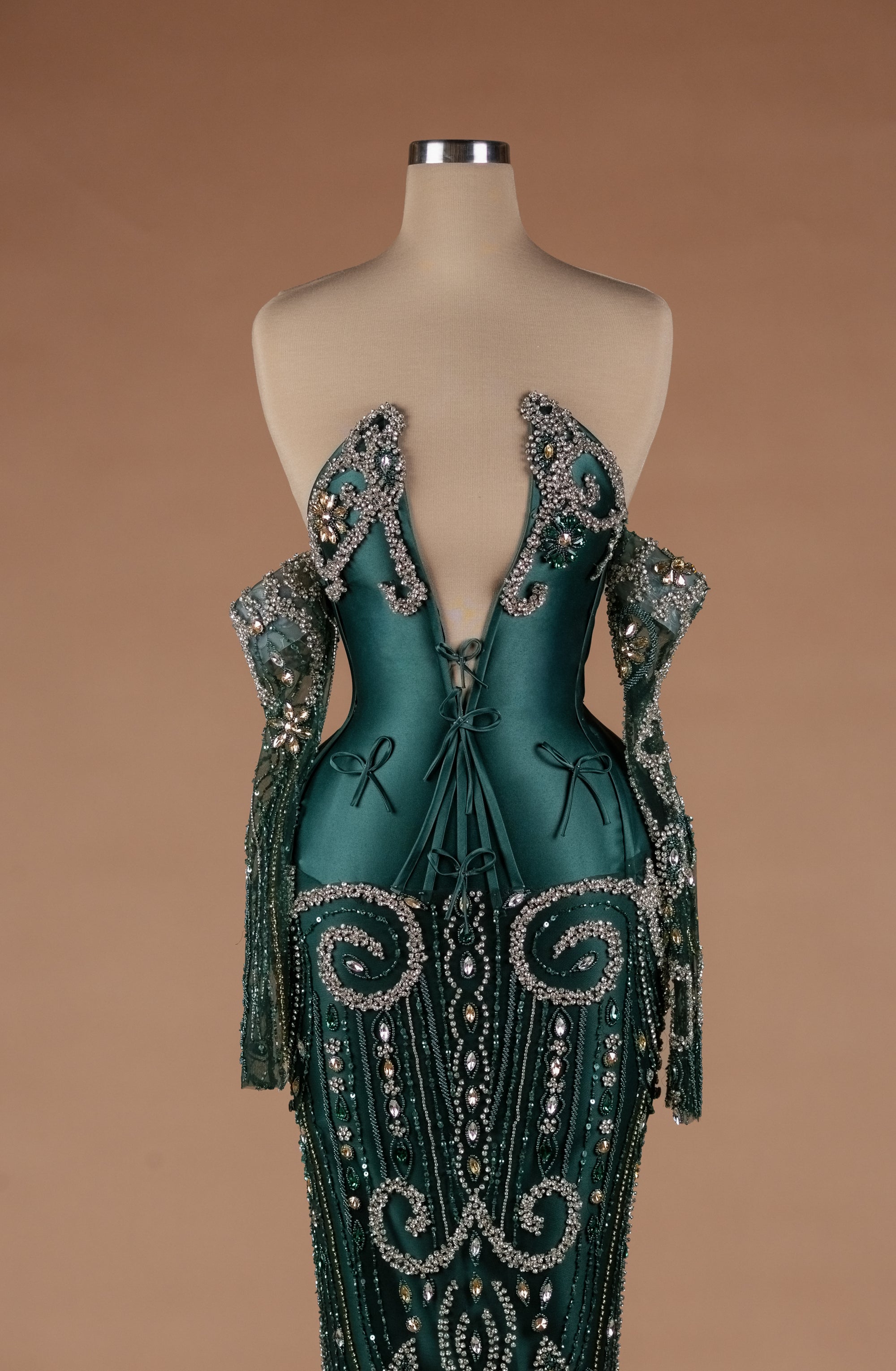 Sihëna Emerald Relic Radiance — emerald v-neck off-shoulder column evening dress