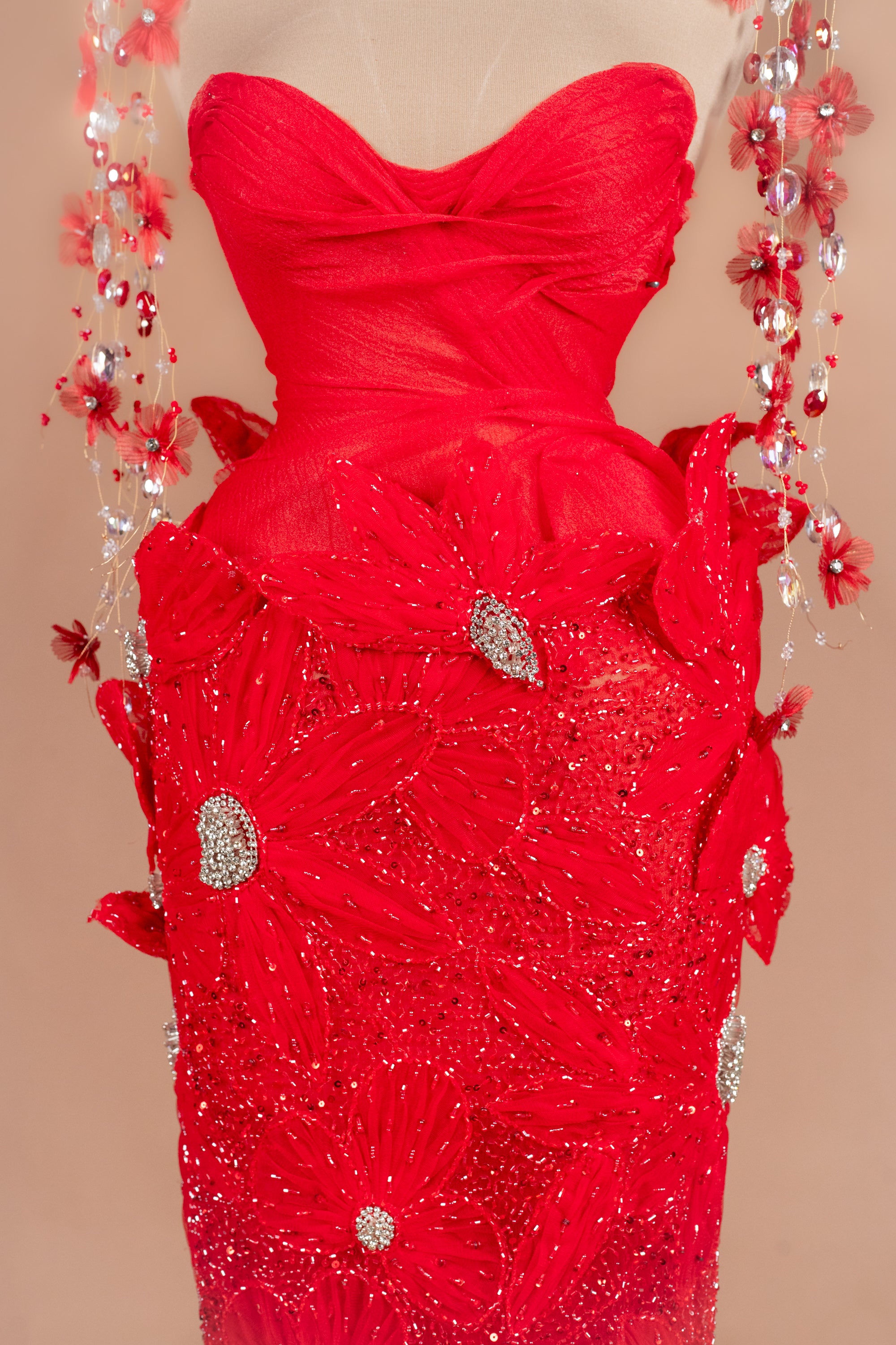 Sihëna Crimson Petal Halo — red sweetheart sleeveless column evening dress