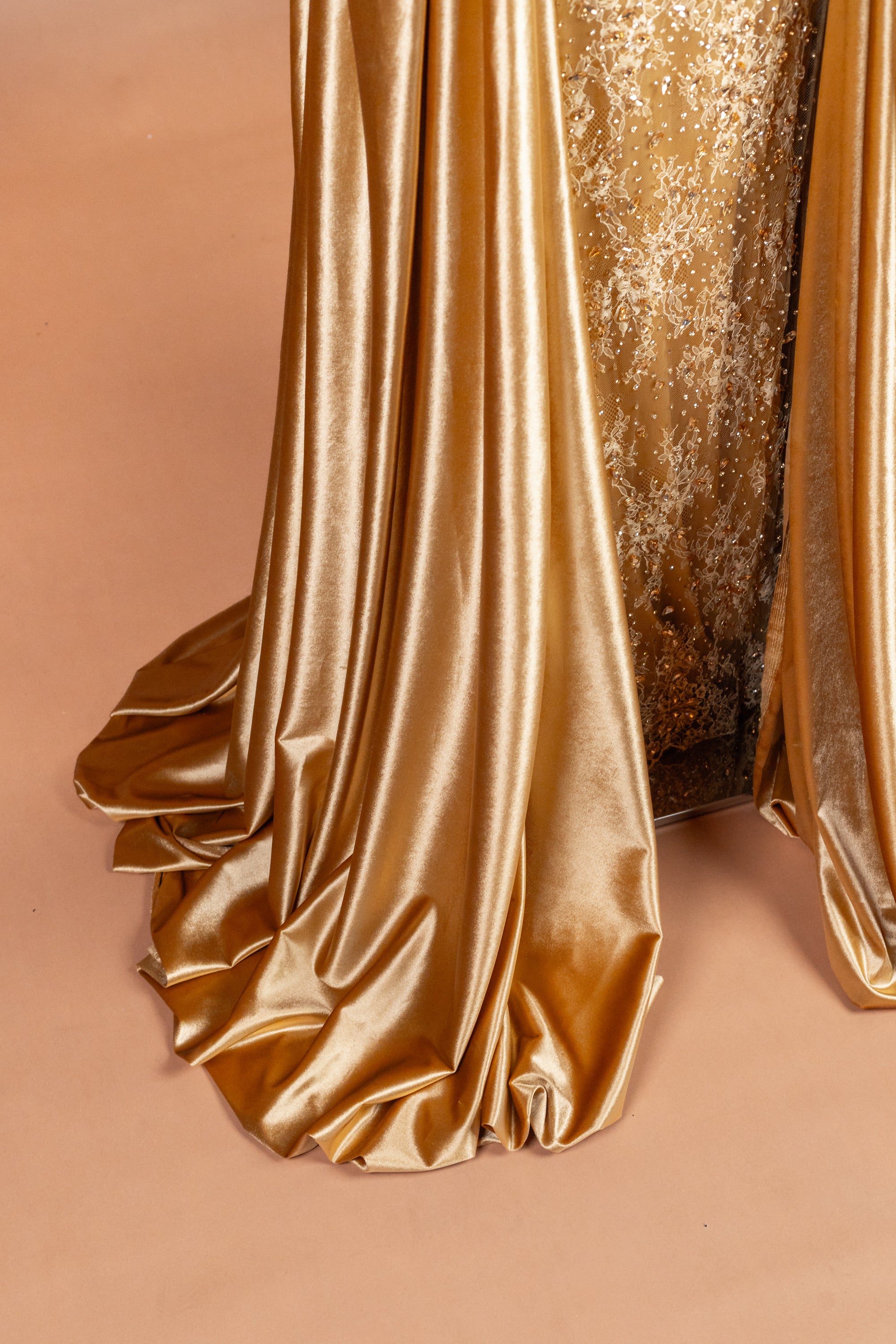Sihëna Midas Dynasty — gold high-neck long-sleeve column evening dress