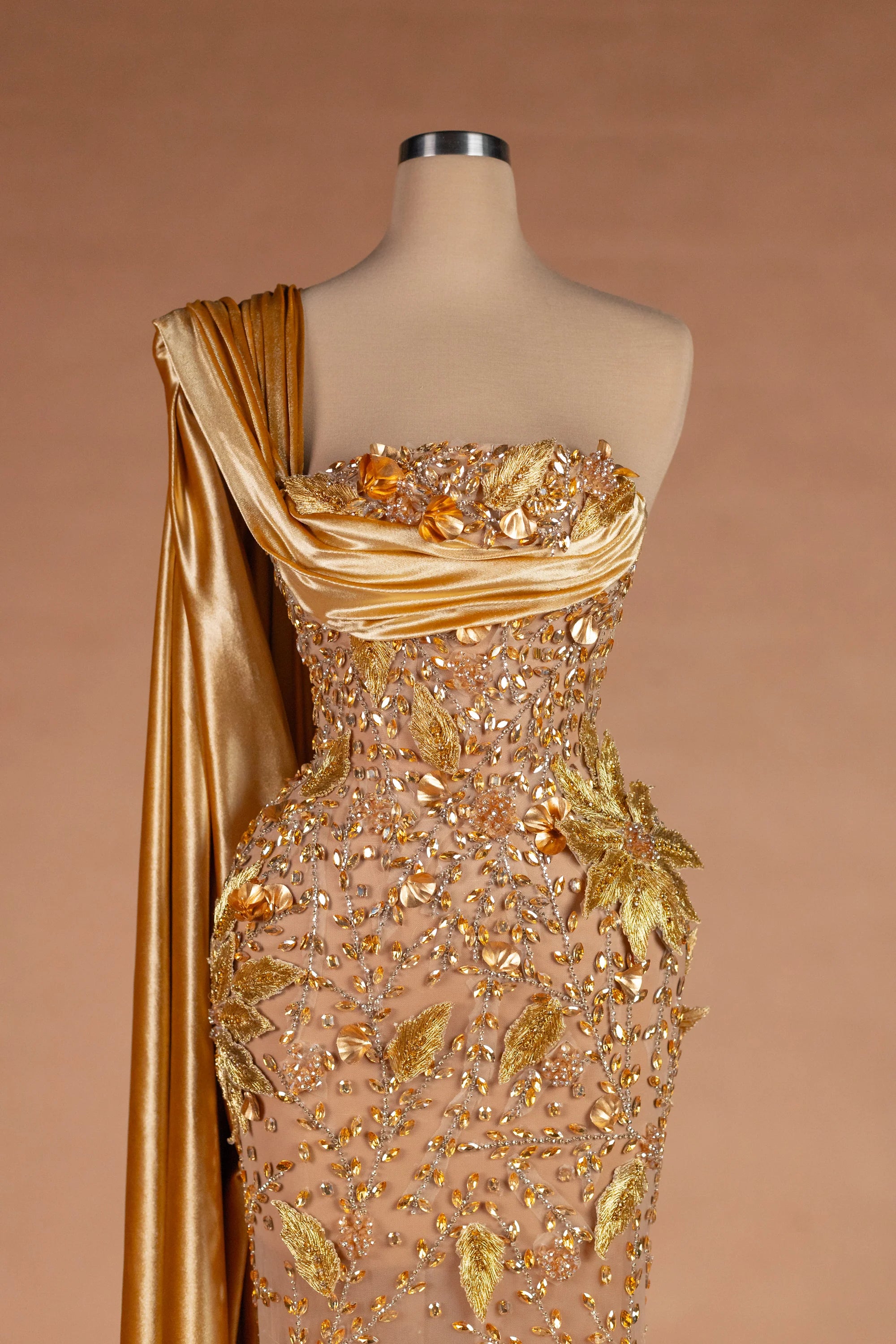 Sihëna Aurum Bower — gold strapless sleeveless column evening dress